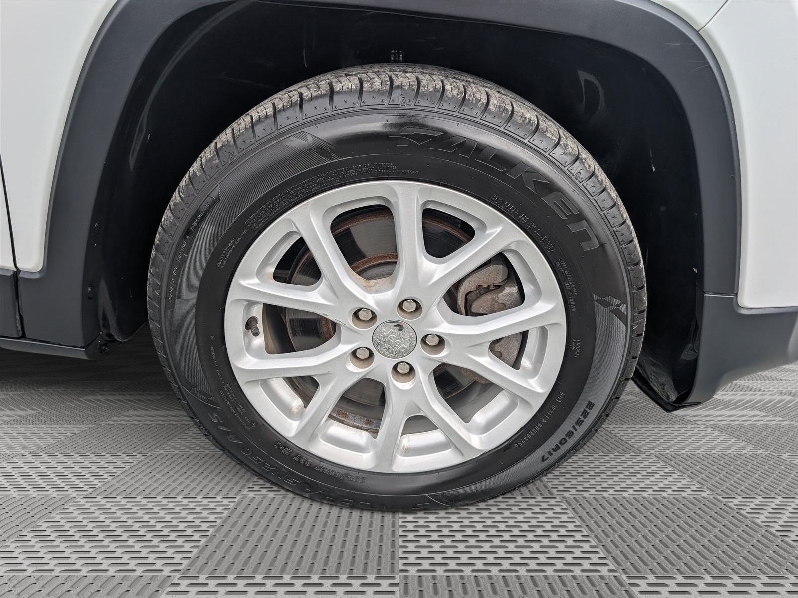 Used 2015 Jeep Cherokee Latitude FWD image 9