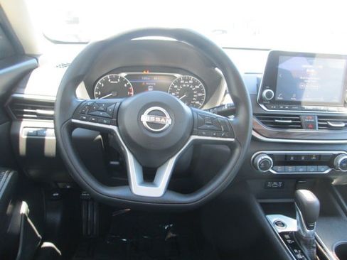Used 2025 Nissan Altima 2.5 SV FWD image 13