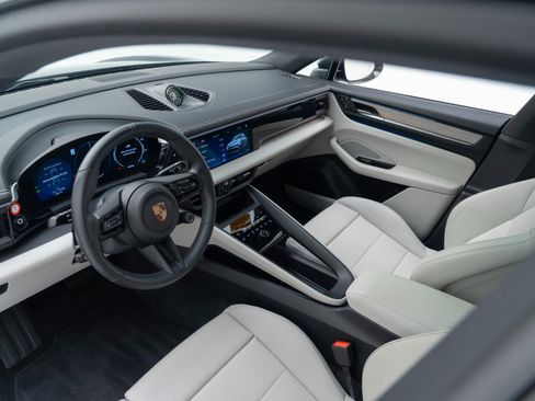 Certified 2025 Porsche Macan Electric image 4
