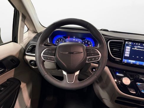 Used 2023 Chrysler Pacifica Touring-L FWD image 12