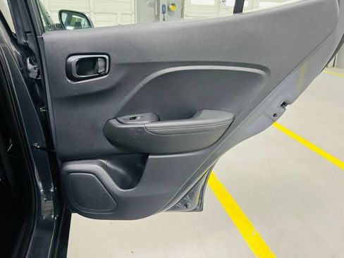 Used 2024 Hyundai Venue Limited FWD image 32