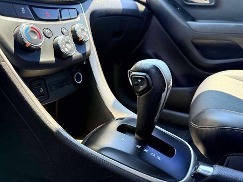 Used 2017 Chevrolet Trax LT w/ LT Convenience Package FWD image 29