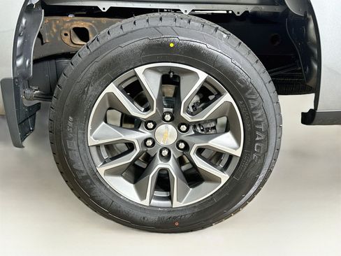 Used 2023 Chevrolet Silverado 1500 LT AWD/4WD image 11