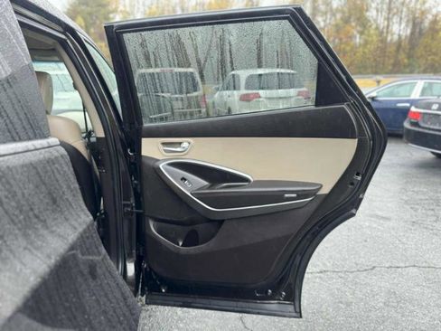 Used 2017 Hyundai Santa Fe SE image 16