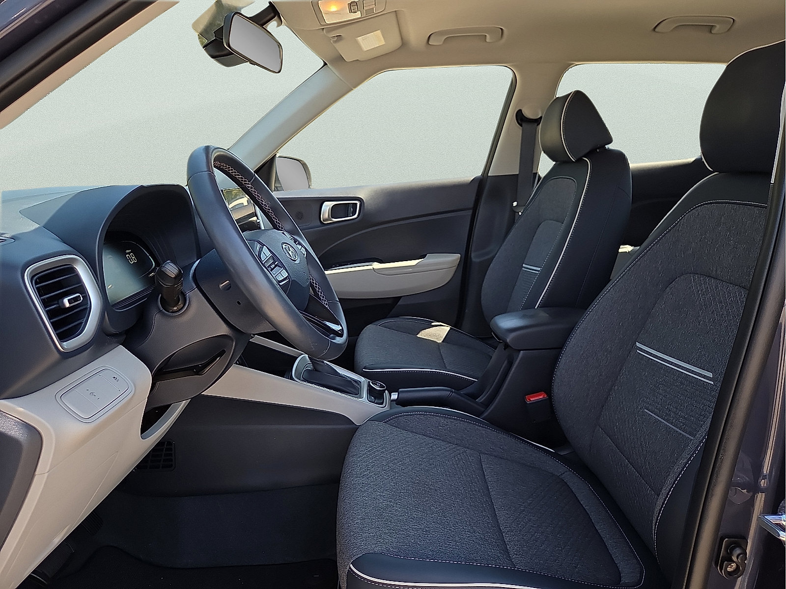 Used 2025 Hyundai Venue Limited FWD image 14