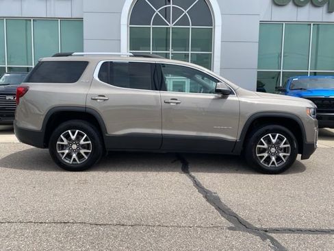 Used 2022 GMC Acadia SLE w/ Driver Convenience Package FWD image 4