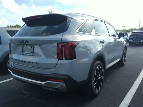 Certified 2025 Kia Sorento EX image 9