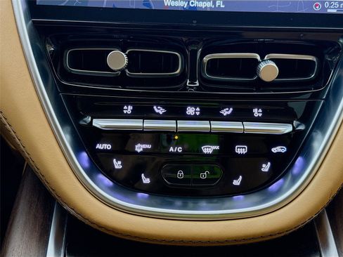 Used 2021 Aston Martin DBX image 16