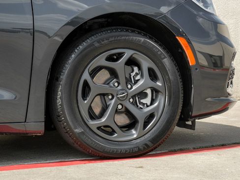 Used 2021 Chrysler Pacifica Touring-L w/ Uconnect Theater Family Group FWD image 69