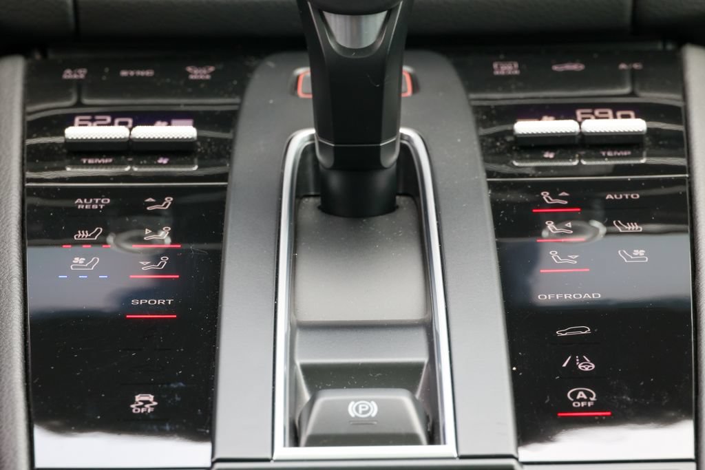 Certified 2026 Porsche Macan AWD/4WD image 15