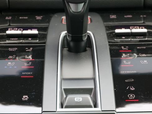Certified 2026 Porsche Macan AWD/4WD image 15