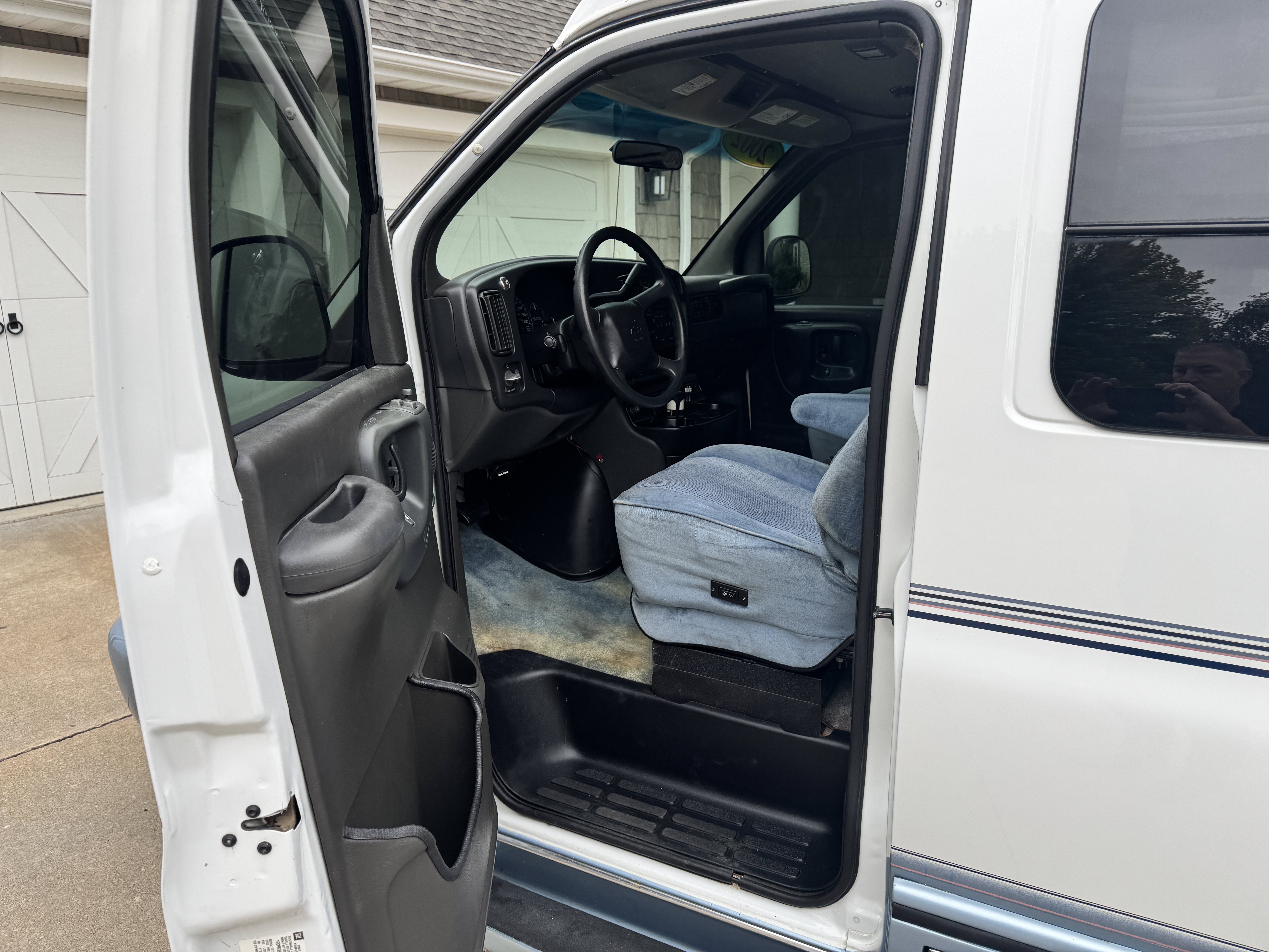 Used 2002 Chevrolet Express 3500 Extended w/ Preferred Equipment Group 2 RWD image 13