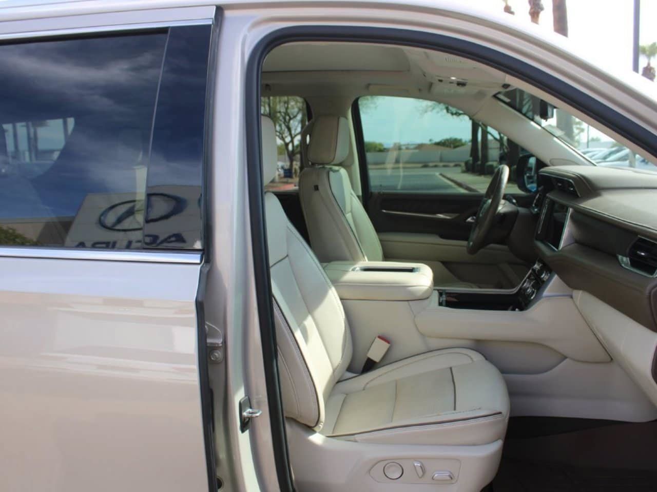 Used 2022 GMC Yukon Denali w/ Denali Premium Package AWD/4WD image 15