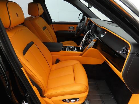 Certified 2023 Rolls-Royce Cullinan w/ Cullinan Package image 20