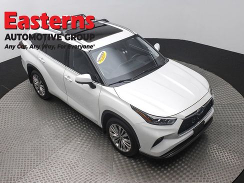 Used 2024 Toyota Highlander Platinum AWD/4WD image 3