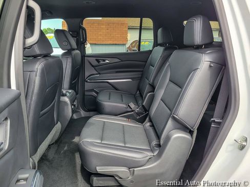 Used 2025 Chevrolet Traverse LT w/ LPO, Floor Liner Package FWD image 11