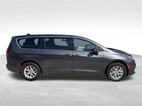 Used 2023 Chrysler Pacifica Touring-L FWD image 9