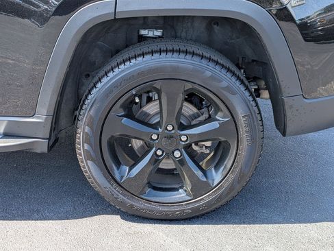 Certified 2024 Jeep Grand Cherokee Limited w/ Luxury Tech Group II AWD/4WD image 9