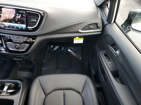 New 2026 Chrysler Pacifica Select image 18
