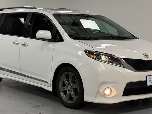 Used 2016 Toyota Sienna SE w/ SE Preferred Package FWD image 3