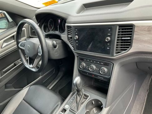 Used 2020 Volkswagen Atlas Cross Sport SE w/ Towing Package image 10