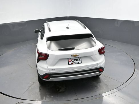 Used 2025 Chevrolet Trax LT FWD image 25