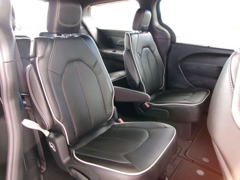 New 2026 Chrysler Pacifica Limited image 20