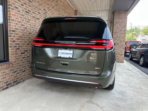 New 2027 Chrysler Pacifica Select AWD/4WD image 17