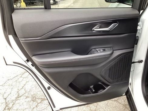 New 2025 Jeep Grand Cherokee Altitude image 18