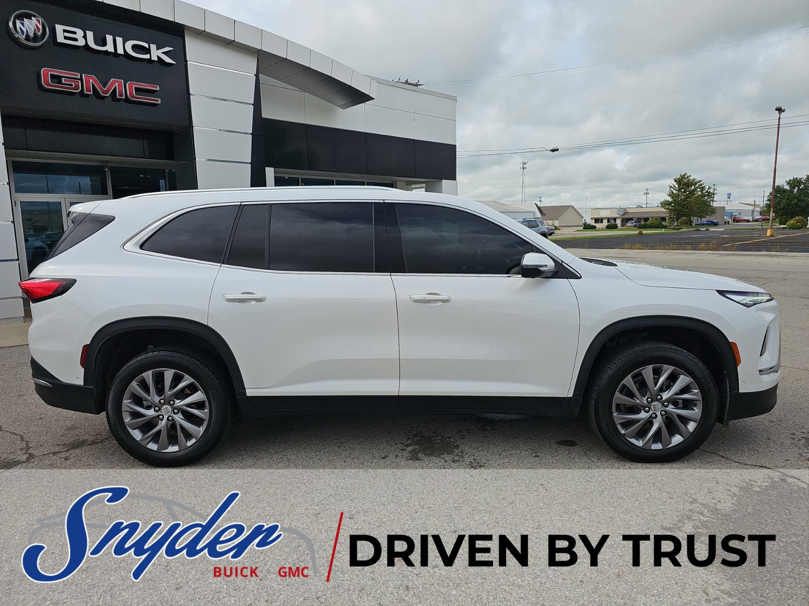 Used 2025 Buick Enclave Preferred w/ Super Cruise Package FWD image 32