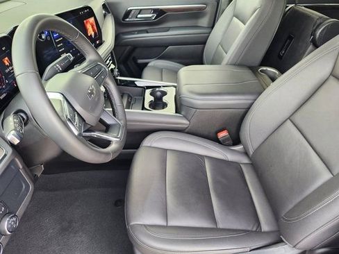 Used 2025 Chevrolet Suburban Z71 image 4