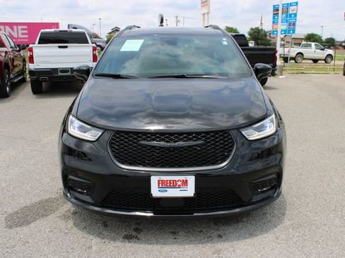 Used 2025 Chrysler Pacifica Limited FWD image 2