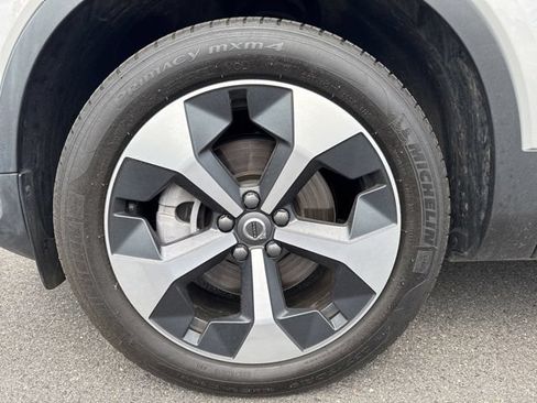 Certified 2025 Volvo XC40 B5 Plus AWD/4WD image 9