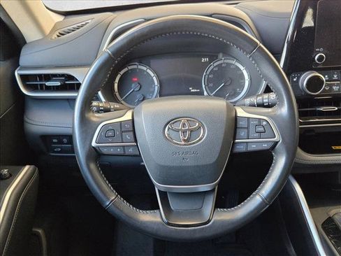Used 2023 Toyota Highlander XLE FWD image 11
