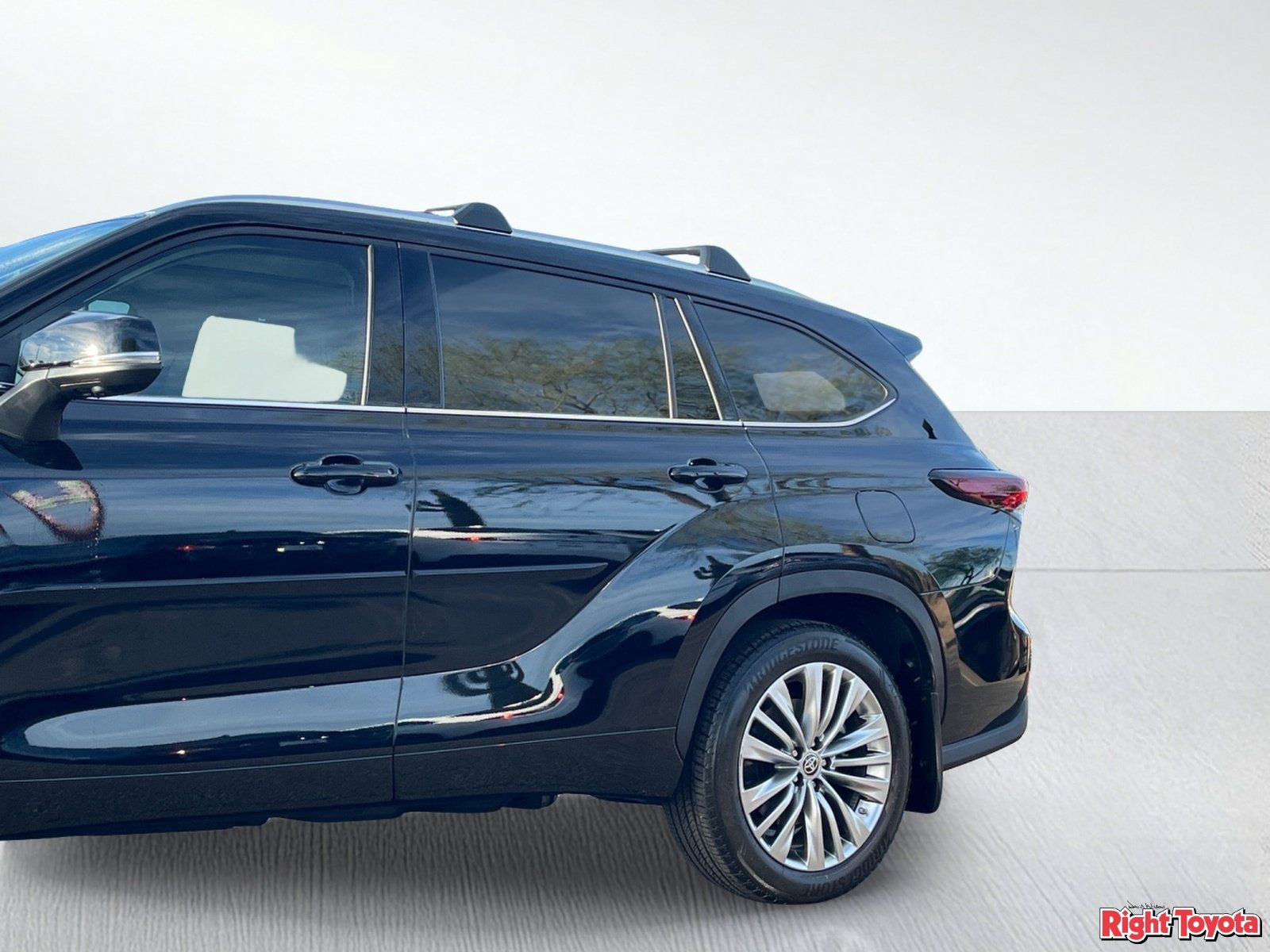 Used 2024 Toyota Highlander Platinum AWD/4WD image 9
