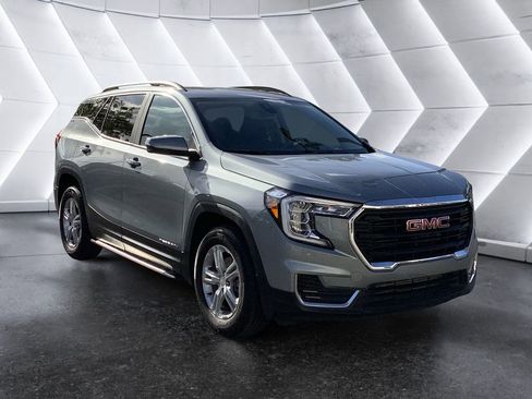 Used 2024 GMC Terrain SLE w/ Driver Convenience Package image 1