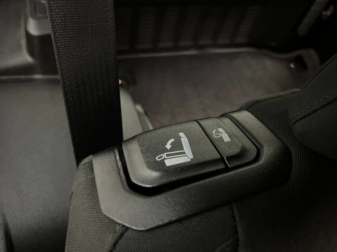 Used 2022 Jeep Wrangler Unlimited Rubicon w/ Cold Weather Group AWD/4WD image 19