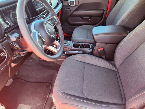 Used 2025 Jeep Wrangler Unlimited Sahara AWD/4WD image 12