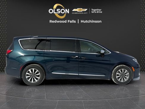 Used 2023 Chrysler Pacifica Limited image 6