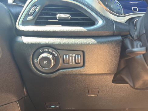 Used 2026 Chrysler Pacifica Limited FWD image 14