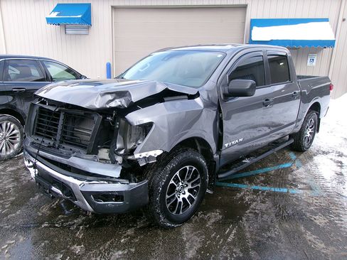 Used 2022 Nissan Titan SV image 1