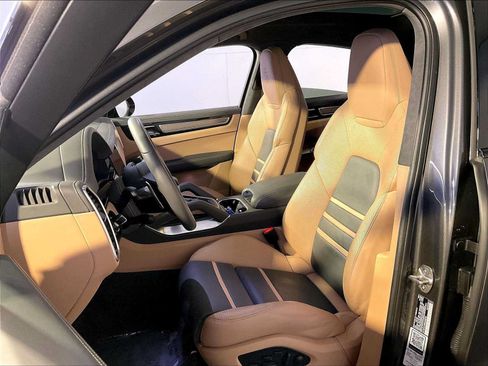 Certified 2022 Porsche Cayenne Turbo AWD/4WD image 5