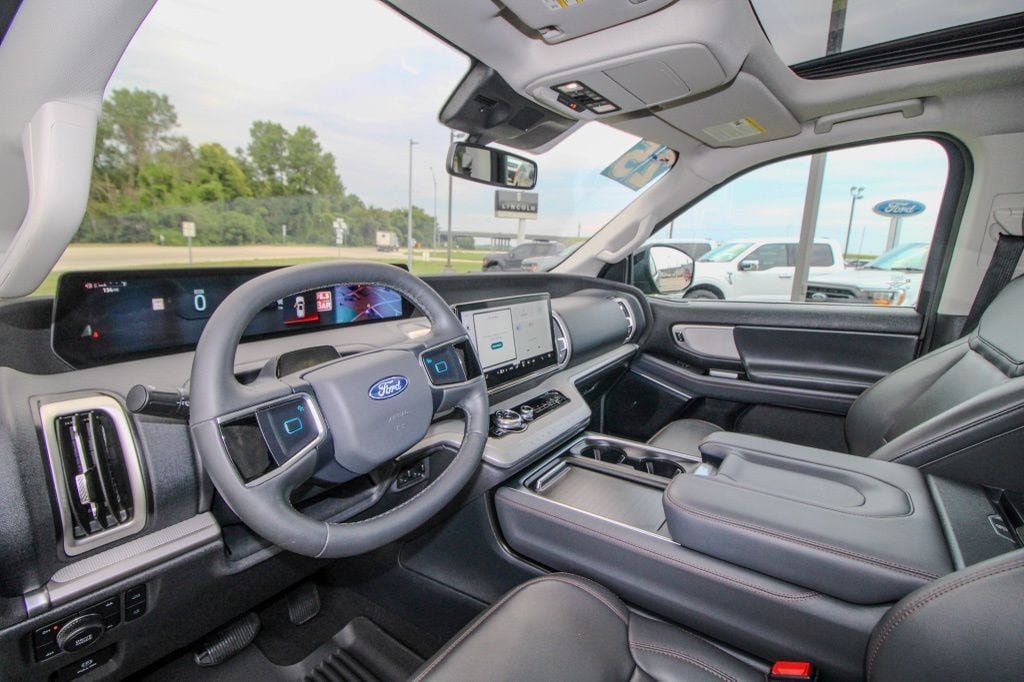 Used 2025 Ford Expedition Active AWD/4WD image 17