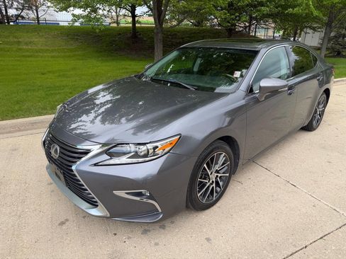 Used 2017 Lexus ES 350 w/ Luxury Package FWD image 3