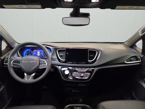 Used 2025 Chrysler Pacifica Select FWD image 17
