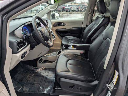 Used 2023 Chrysler Pacifica Touring-L image 2
