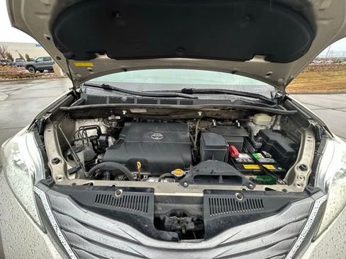 Used 2016 Toyota Sienna XLE image 29