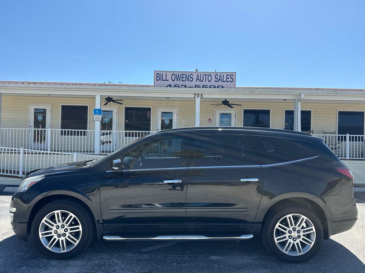 Used 2015 Chevrolet Traverse LT w/ Style and Technology Package FWD image 2