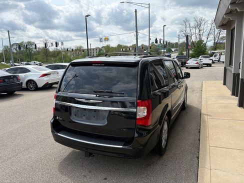 Used 2016 Chrysler Town & Country Touring w/ Driver Convenience Group FWD image 6