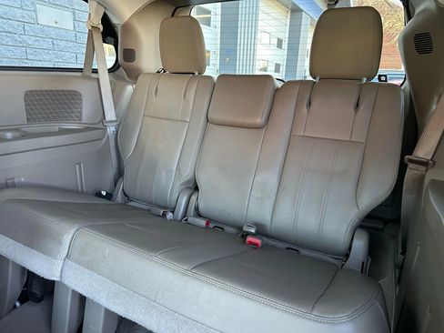 Used 2016 Chrysler Town & Country Touring image 12